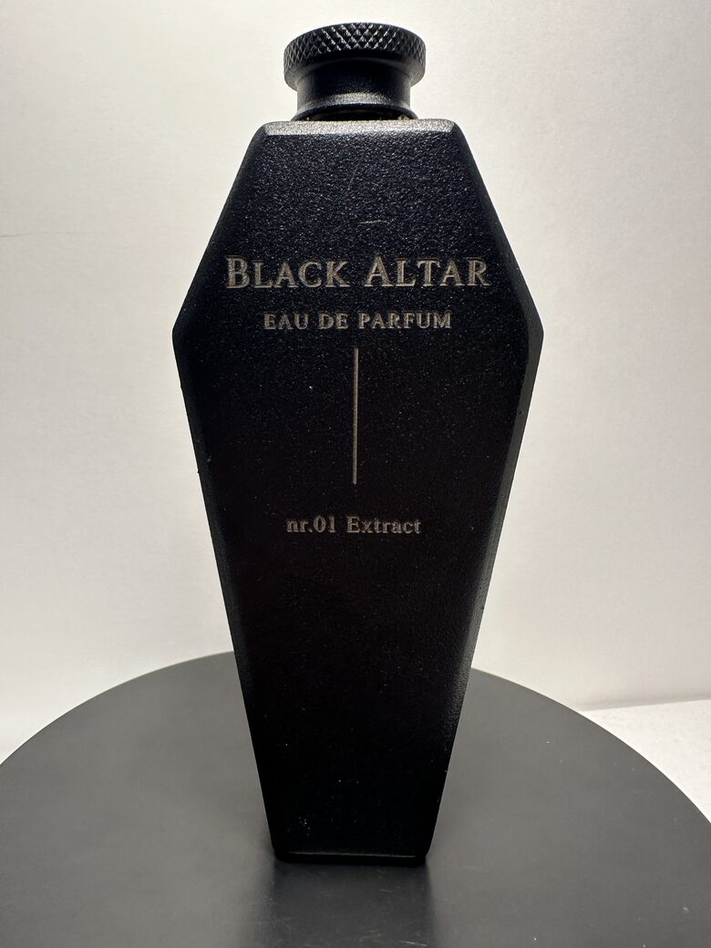 Black Altar taskumatti