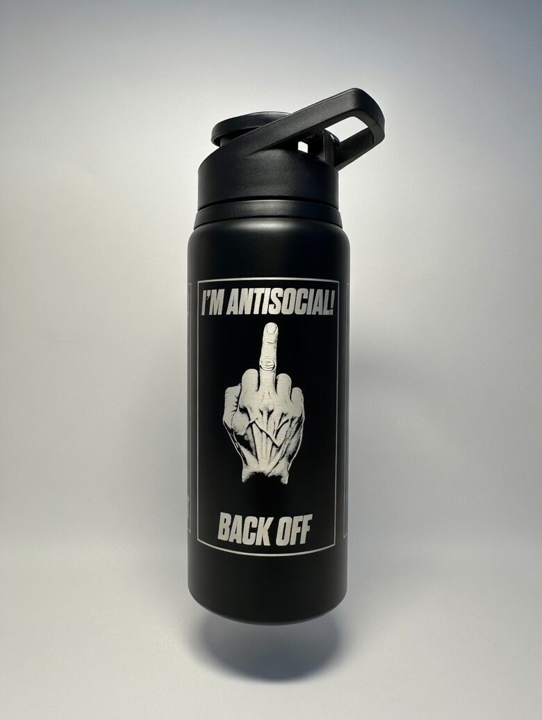 Antisosiaalinen alumiininen juomapullo 600 ml – I’M ANTISOCIAL! Hands Off / Back Off / Zero Contact