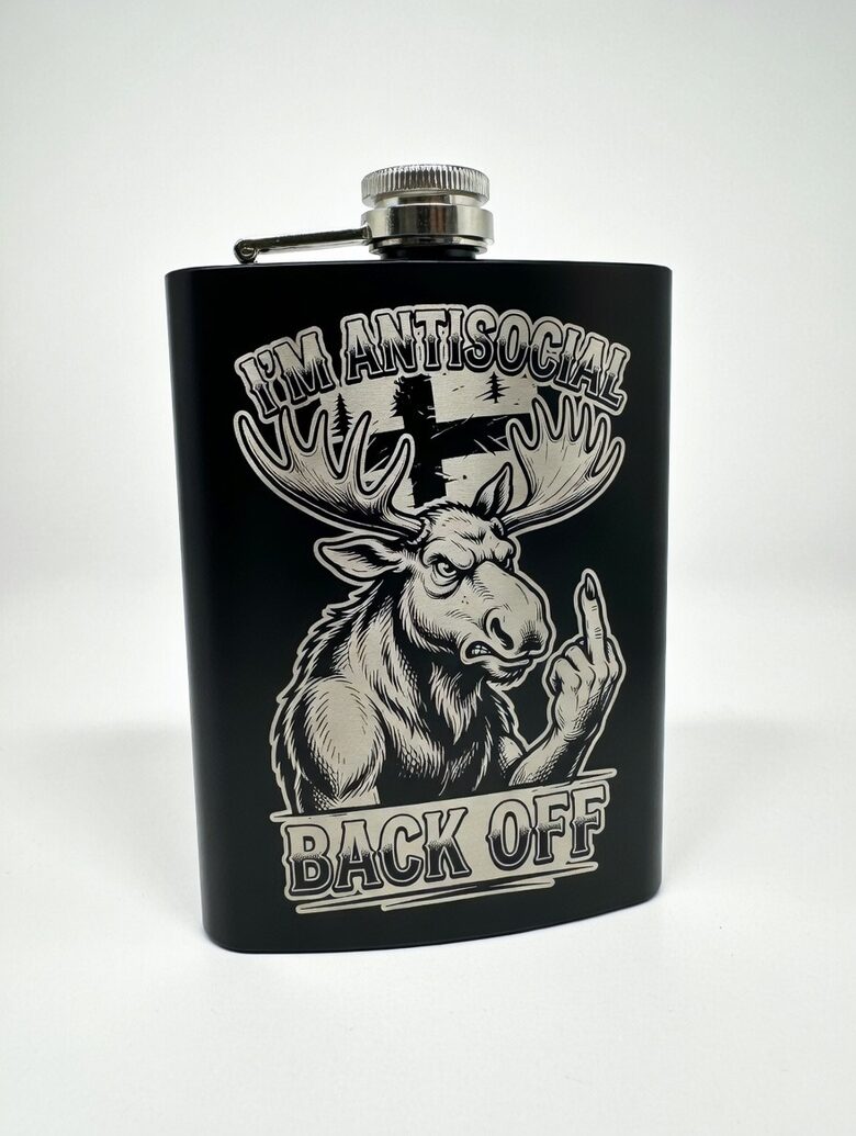 Taskumatti kaiverruksella – I’m Antisocial Moose “Back Off” | Musta taskumatti