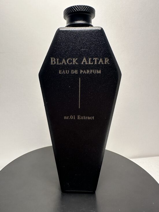 Black Altar taskumatti