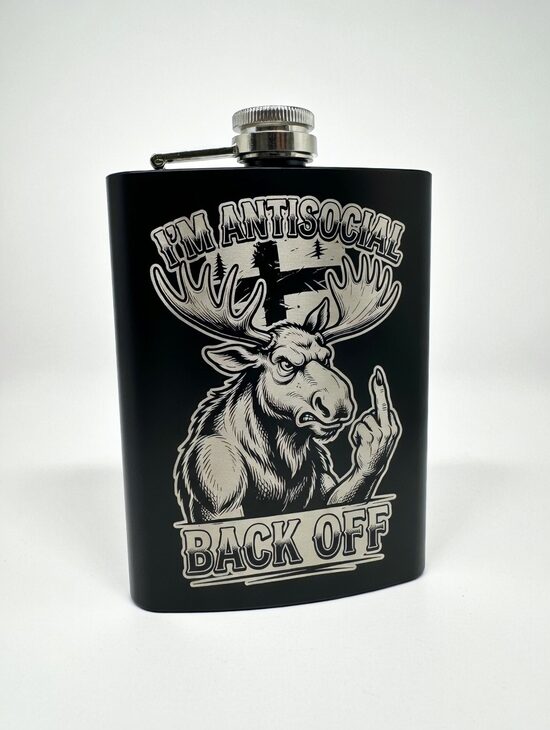 Taskumatti kaiverruksella – I’m Antisocial Moose “Back Off” | Musta taskumatti